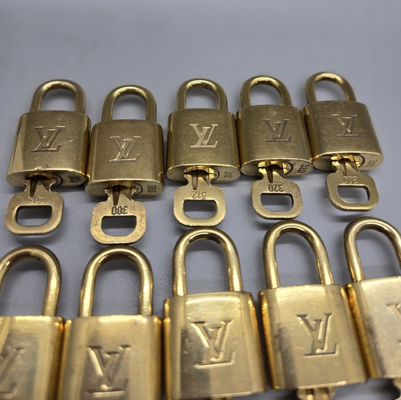 SOLD! PICK ONE: EUC Louis Vuitton 300s lock and keys brass - Picture 6 of 6